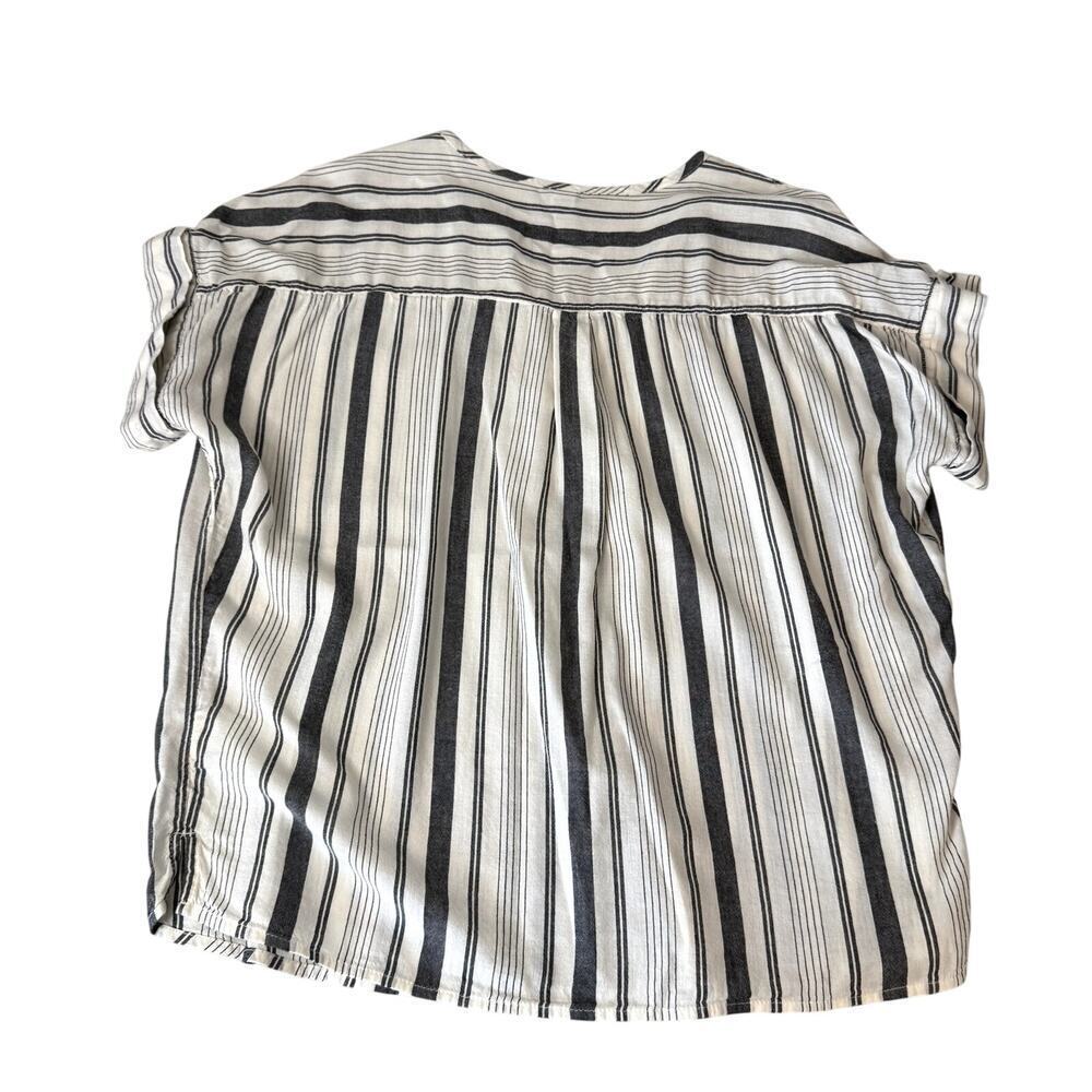 Women's Striped Ivory and Gray Boxy Short Sleeve Blouse Size Medium - Picture 2 of 6